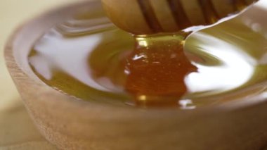 Extreme Close ve Slow Motion Video Dipper Damlayan Bal Küçük Kasedeki Bal