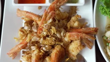 Yakın çekim ve sarımsaklı karides ve tereyağı ve sarımsaklı fırınlanmış karides manzarası. Tayland Gıda Konsepti