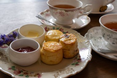Öğleden sonra sıcak çayla servis edilen Çörek Çilek Reçeli ve Tereyağı 'nı kapat.
