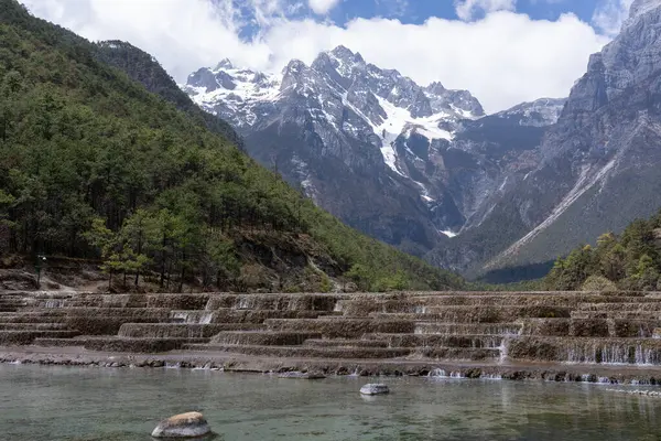 Lijiang, Çin 'deki Mavi Ay Vadisi, Yeşim Ejder Karlı Dağ Sahne Bölgesi' nde popüler bir yer.