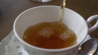 Slow Motion ve Close Up Video of Hot Tea kupaya döküldü 