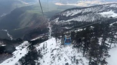 Kablolu Arabadan POV Görüntüsü Ropeway 'i gösteriyor Yeşim Ejderha Kar Dağları, Lijiang, Çin