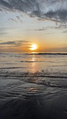 Sahilde ve denizde Gündoğumunun Dikey Görüntüsü