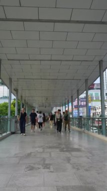 Bangkok, Tayland - 13 Haziran 2024: Bangkok 'taki insanlar Skywalk' ta Uyanıyorlar