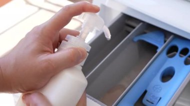 El Pompalama Sıvı Çamaşır Deterjanı Çamaşır Makinesinin Ana Yıkama Kompartımanının Görünümünü Kapat