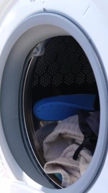 Hand 'in Çamaşır Makinesine Giysi Koyması. Ev İşi ve Dikey Görüntü Konsepti