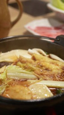 Sukiyaki Lokantadaki Ot 'ta hazırlanıyordu. Dikey Görüntü