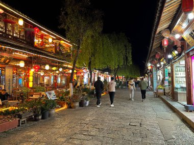 Lijiang, Chaina- Mar 28 2024: İnsanlar Lijiang Antik Kasabasında Gece Seyahat Ediyor