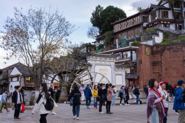 Lijiang, Chaina- Mar 28 2024: Lijiang Antik Kasabasında Yürüyen İnsanlar