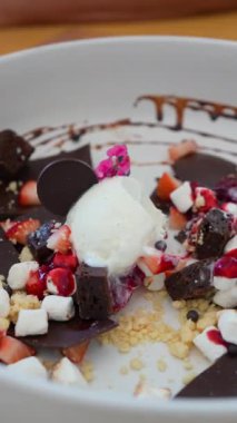 Çikolatalı Marshmallow ve Çilekli Vanilyalı Dondurmanın Dikey Görüntüsü