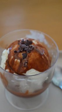 Restoranda servis edilen İtalyan Affogato tarifinin dikey görüntüsü