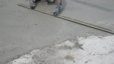 İşçi Beton Yüzeyi Bitirmek İçin Boğa Yüzeyi Kullanıyor. İnşaat Konsepti
