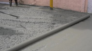 Yerdeki Betonu Yerleştirmek için İşçiler Kürek ve Tırmık Kullanıyor. İnşaat Konsepti