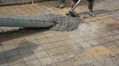 Yerdeki Betonu Yerleştirmek için İşçiler Kürek ve Tırmık Kullanıyor. İnşaat Konsepti