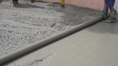 İşçi Dökme ve Yerleştirme 'den sonra Screed Beton' a paten kullanıyor. İnşaat Konsepti