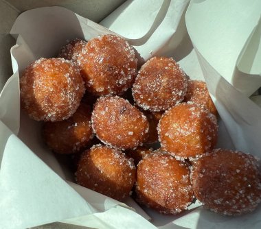 Geleneksel Tatlı Patates Topları Manzarası 'nı kapatın. Thai Sokak Tatlısı Konsepti