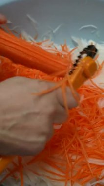 Havuçlar yemek pişirmek için dilimlenir. Dikey Görüntü