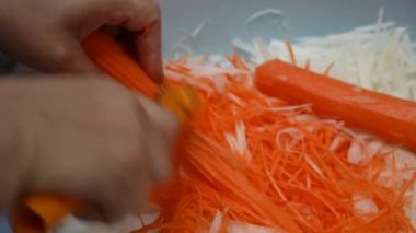 Havuç yemek pişirmek için dilimlenir.