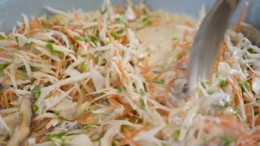 Un, Çin turpu, havuç, kereviz, Shiitake mantarı ve kaju fıstığı karıştırılarak turp keki yapılır. Dikey Görüntü