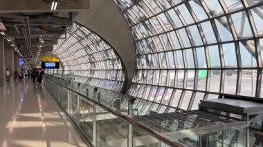 Samut Prakan, Tayland - Sep 28 2024: Suvarnabhumi Havalimanı Uluslararası Terminalindeki Biniş Kapısı