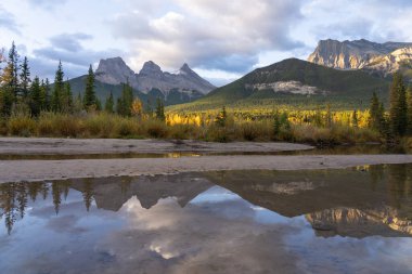 Kanada, Canmore 'daki Üç Kardeş Dağının Gündüz Yansıması