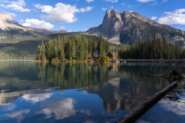 Güneşli bir günde Zümrüt Gölü 'nün Yansıyan Dağı' nın Suyun Üzerinde Manzarası