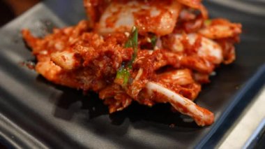 Tabakta Kimchi 'nin aşırı yakın plan görüntüsü. Kore Gıda Konsepti