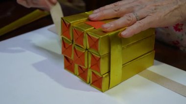 Çin Yeni Yılı Ataları İçin Dev Altın Origami Ingot Yapan Kıdemli Kadının Yakın Çekim Eli