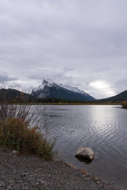 Moody Day 'de Vermilian Gölü manzarası