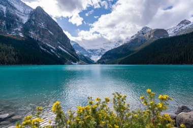 Banff Ulusal Parkı 'ndaki Louise Gölü manzarası, Kanada Güneşli Gün