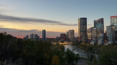 Calgary Canada 'nın Pan Görüntüsü Gün doğumunda Skyline