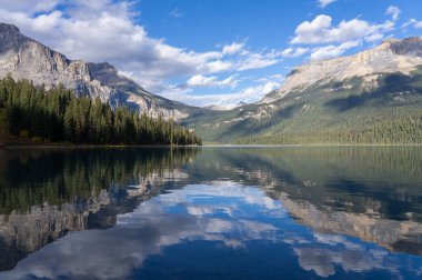 Güneşli bir günde Zümrüt Gölü 'nün Yansıyan Dağı' nın Suyun Üzerinde Manzarası