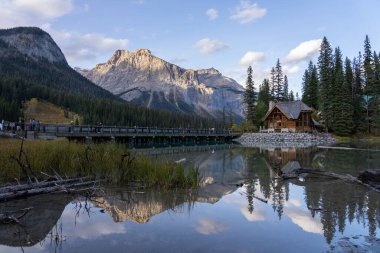 Emerald Lake Yoho Ulusal Parkı 'ndaki Otel Manzarası