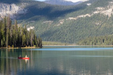 Kanada 'daki Emerald Gölü' nde İnsanlar Kano Yapıyor