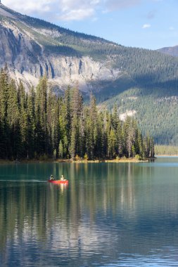 Kanada 'daki Emerald Gölü' nde İnsanlar Kano Yapıyor