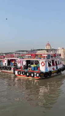 Mumbai, Hindistan- 18 Ocak 2025: hareket halindeki gemiden POV çekimi. Hindistan ve Mumbai Okyanus Kapısı 'ndaki Gemi Manzarası