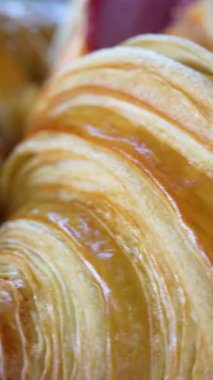 Plain Croissants 'ın aşırı yakın çekim görüntüsü. Dikey Görüntü