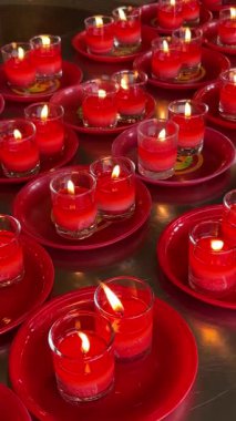 Tapınaktaki Mum Işığı Grubu. Dikey Görüntü