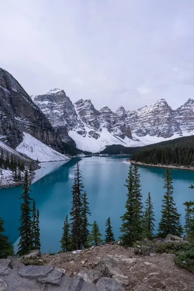 Hüzünlü bir günde Moraine Gölü manzarası