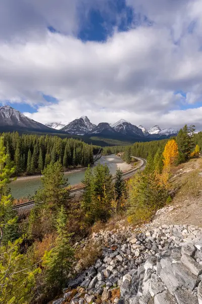 Güzel dağlar, çam ormanı, demiryolu ve sonbaharda Morant 's Virajı' nda dere.
