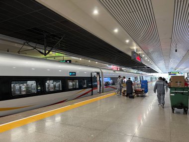 Şangay, Çin - 12 Nisan 2025: Tren istasyonunda yüksek hızlı tren