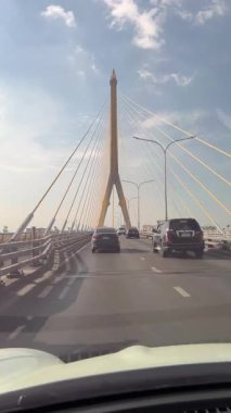 Bangkok Tayland... 28 Aralık 2024: Hareket halindeki araçlardan POV atışı. Rama VIII Köprüsü 'ndeki trafik görüntüsü