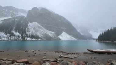 Kar yağdığında Louise Gölü manzarası