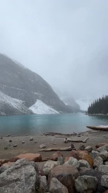 Kar Günü 'nde Louise Gölü manzarası. dikey görüntüler