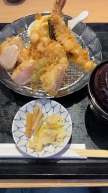 Lezzetli Tempura Seti 'nin Pan Manzarası. dikey görüntüler