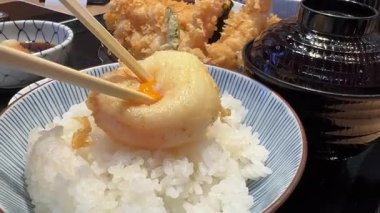 Japon Lokantası 'ndaki Tempura' da Orta pişmiş yumurta manzarasını kapat