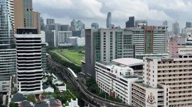 Bangkok Tayland, 29 Temmuz 2025, Bangkok şehir merkezinde Yükseklik ve Gökyüzü Treni