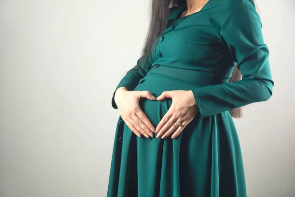 怀孕妇女的腹部手部有心脏征 — 图库照片