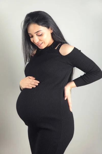 腹に妊婦の手 — ストック写真