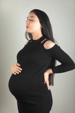 Hamile kadın eli karnında..